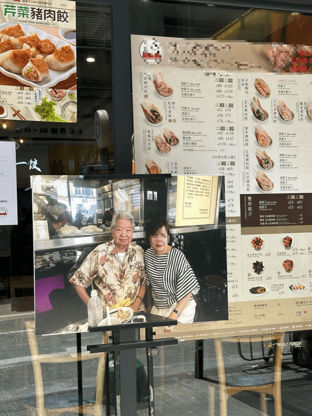 蔡澜食家形象深入民心,亦喜欢到处觅食。 不少有幸被光顾的餐厅,都会把蔡澜曾到访的照片贴在门口,当作生招牌。.png 蔡澜食家形象深入民心,亦喜欢到处觅食。 不少有幸被光顾的餐厅,都会把蔡澜曾到访的照片贴在门口,当作生招牌。.png