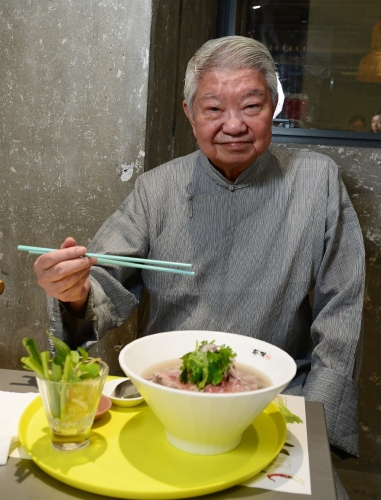 著名作家、美食家蔡澜先生辞世,震惊网民与众多追随者。 著名作家、美食家蔡澜先生辞世,震惊网民与众多追随者。