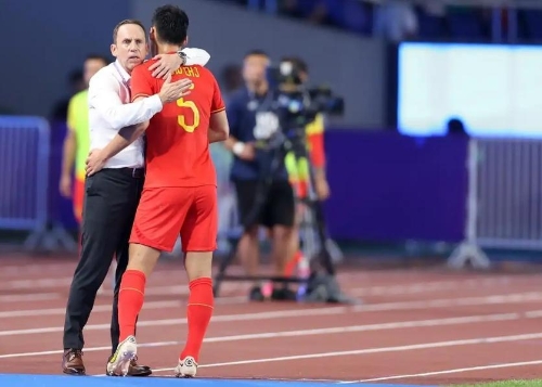 久尔杰维奇在2023年杭州亚运会上拥抱朱辰杰。(资料片)新华社 久尔杰维奇在2023年杭州亚运会上拥抱朱辰杰。(资料片)新华社