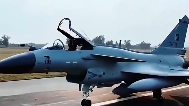 中国自主研制的歼-10CE战斗亮相巴黎航展。 中国自主研制的歼-10CE战斗亮相巴黎航展。