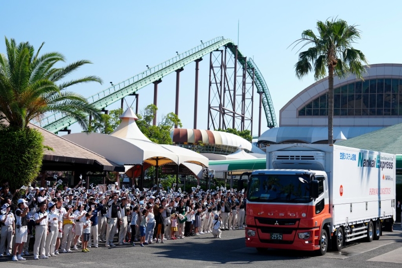 工作人员与当地民众在日本和歌山县冒险世界游乐园外目送运输大熊猫的运输车离开。 工作人员与当地民众在日本和歌山县冒险世界游乐园外目送运输大熊猫的运输车离开。