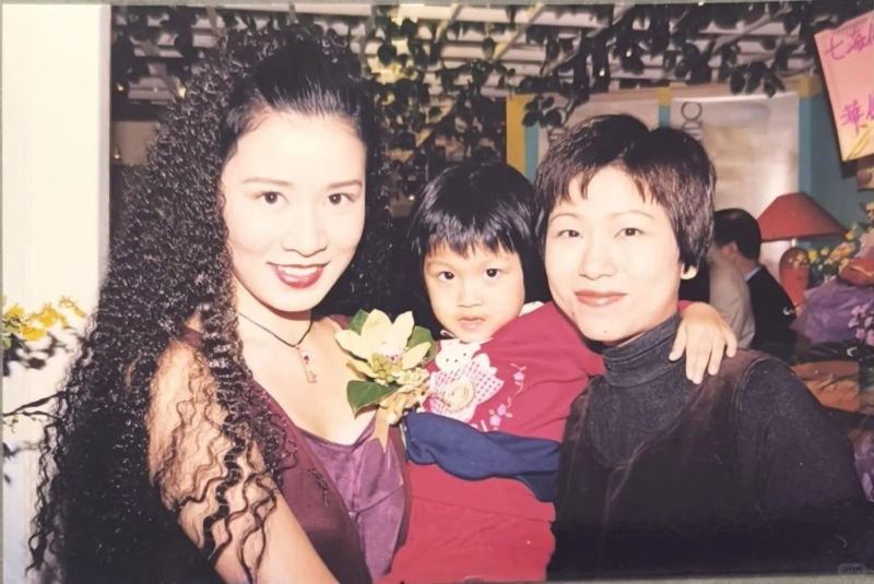 邬友正在小红书分享佘诗曼的旧照。 邬友正在小红书分享佘诗曼的旧照。