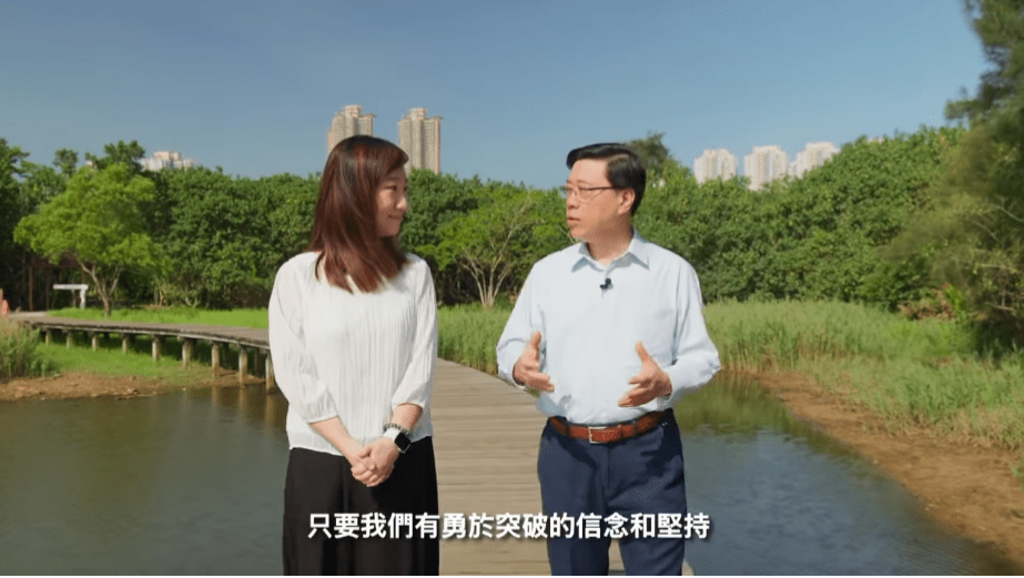 李家超亦在最后提到蝴蝶的眼睛是复眼,由很多小眼睛构成,可以同时看到不同方向。 李家超亦在最后提到蝴蝶的眼睛是复眼,由很多小眼睛构成,可以同时看到不同方向。