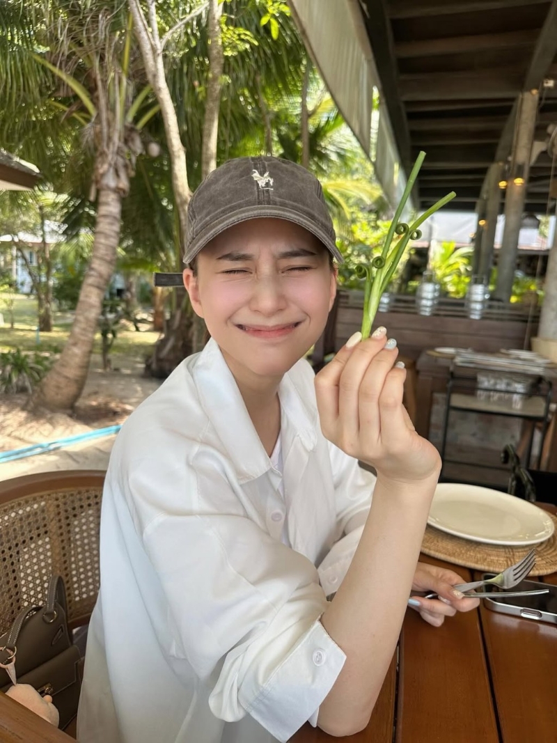 何超莲昨日出PO表示:“终于可以吃大餐了”。 何超莲昨日出PO表示:“终于可以吃大餐了”。