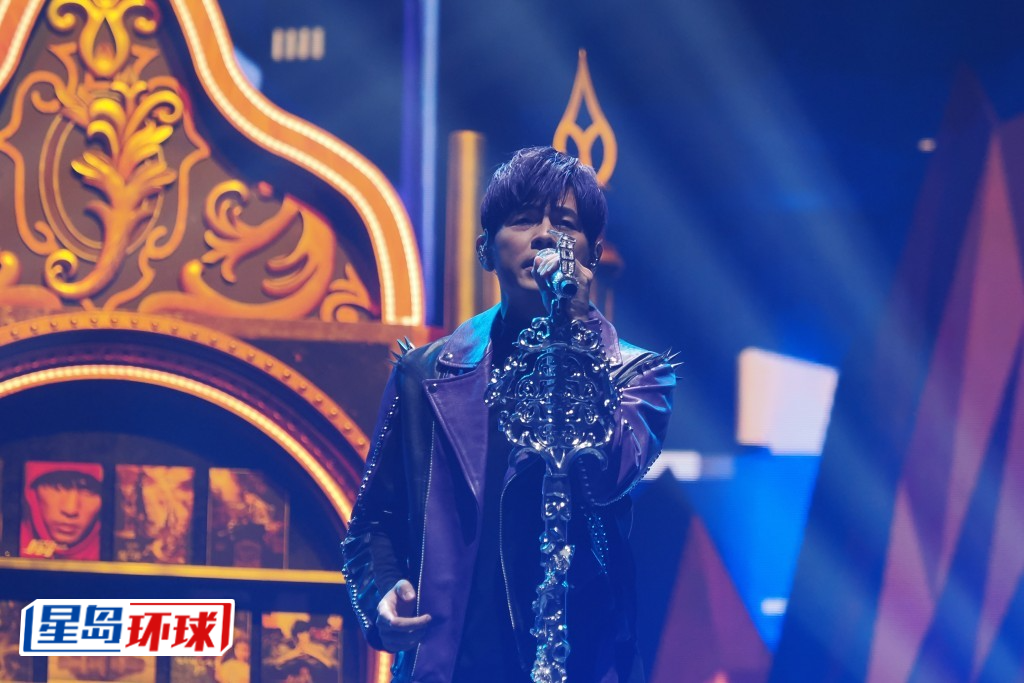 周董首晚香港演唱会曲目包括《黄金甲 》、《青花瓷》、《东风破》等。 周董首晚香港演唱会曲目包括《黄金甲 》、《青花瓷》、《东风破》等。