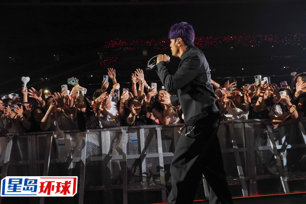 周董到台下和歌迷互动。 周董到台下和歌迷互动。