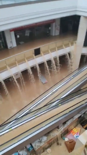 大量黄泥水从四方八面涌入榕江县最大商场。 大量黄泥水从四方八面涌入榕江县最大商场。