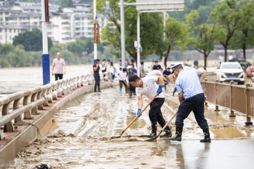当局正全力清理榕江县的淤泥废物。 当局正全力清理榕江县的淤泥废物。