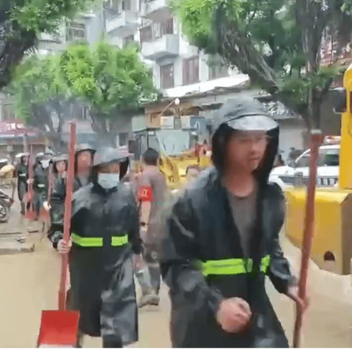 贵州榕江预计出现253米洪峰水位,配合全城警报,民众有序撤离。 贵州榕江预计出现253米洪峰水位,配合全城警报,民众有序撤离。