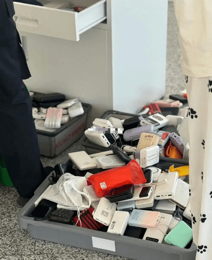 内地一机场收集了大量不合规充电宝。 内地一机场收集了大量不合规充电宝。