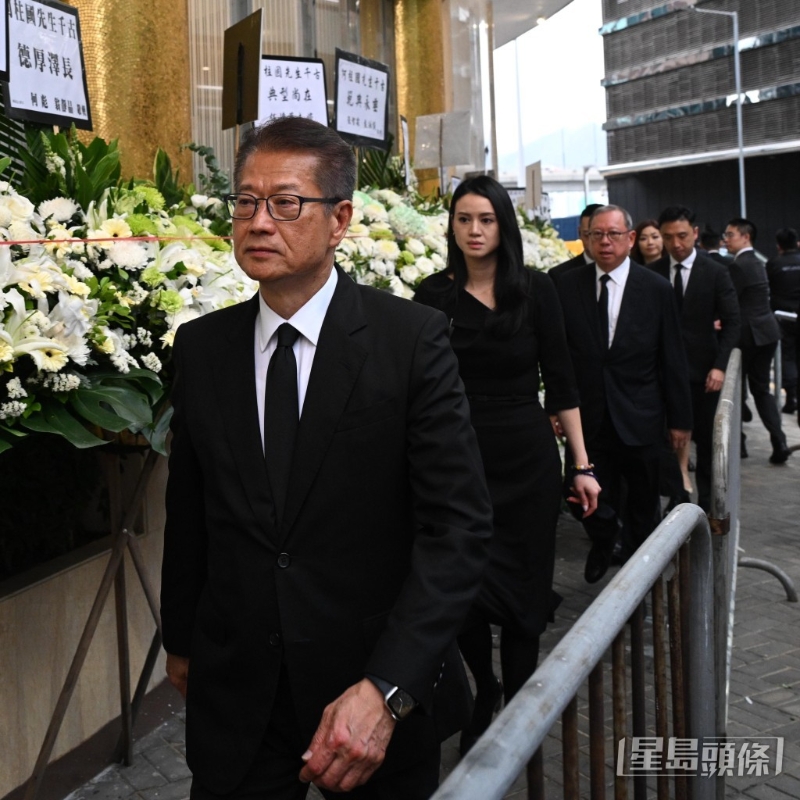 财政司司长陈茂波(前),何柱国的媳妇林恬儿(中)及其父旅游发展局主席林建岳(后)。 财政司司长陈茂波(前),何柱国的媳妇林恬儿(中)及其父旅游发展局主席林建岳(后)。