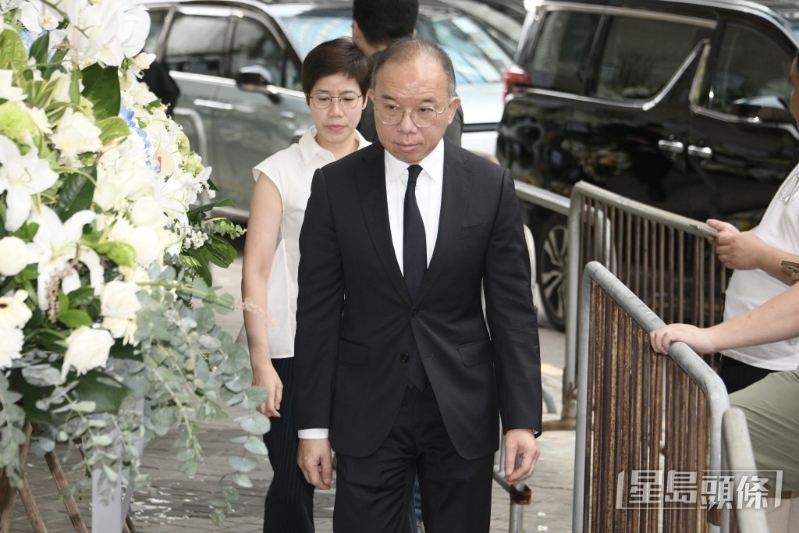 政制局局长曾国卫及妻子何珮珊。 政制局局长曾国卫及妻子何珮珊。