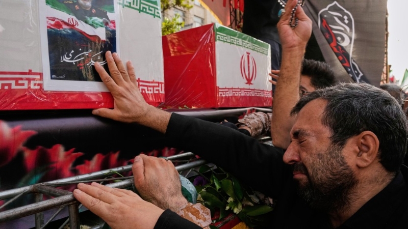 民众摸着灵柩痛哭。 美联社 民众摸着灵柩痛哭。 美联社