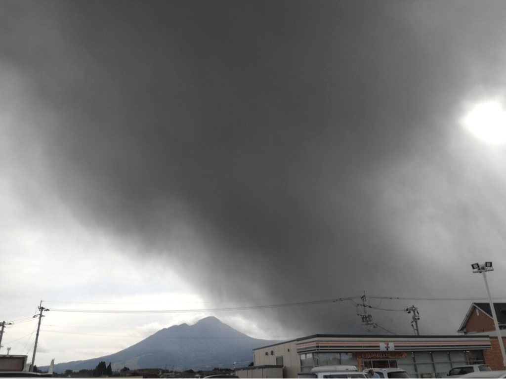 位于日本鹿儿岛县和宫崎县交界地区的新燃岳火山喷发。X@isapoppoo 位于日本鹿儿岛县和宫崎县交界地区的新燃岳火山喷发。X@isapoppoo