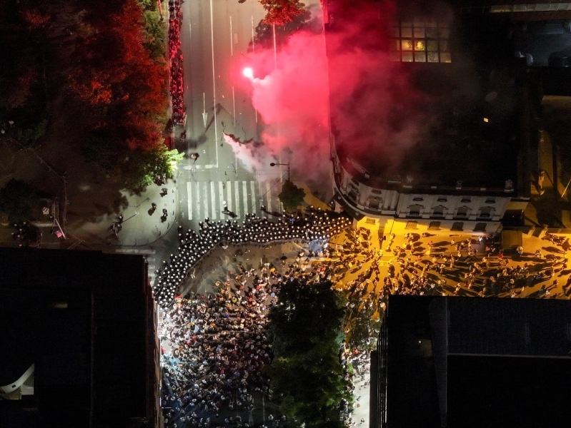 塞尔维亚民众参加反政府抗议活动,要求提前选举。路透社 塞尔维亚民众参加反政府抗议活动,要求提前选举。路透社