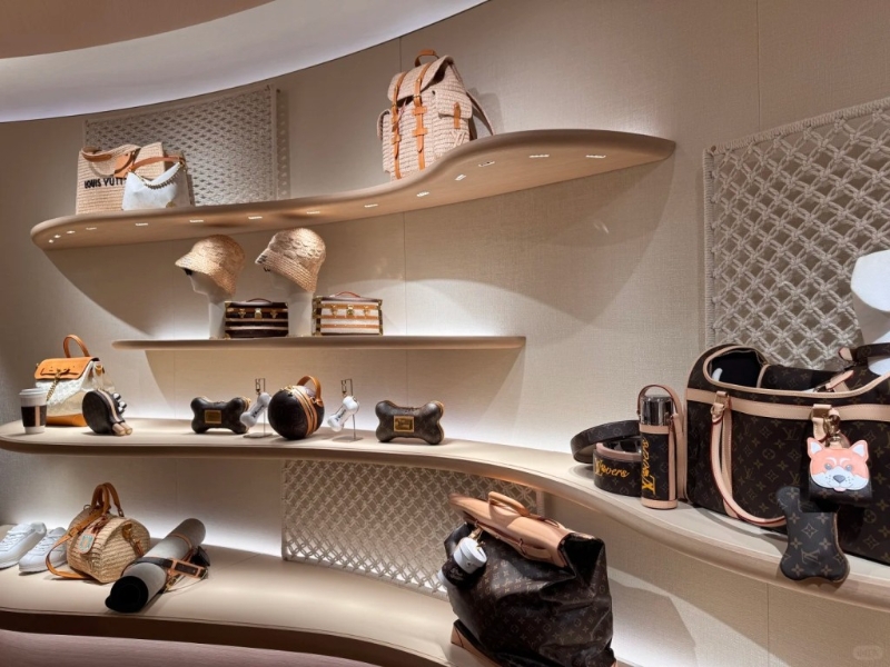 “路易号”内除有LV产品出售外,也有历史展览。 “路易号”内除有LV产品出售外,也有历史展览。