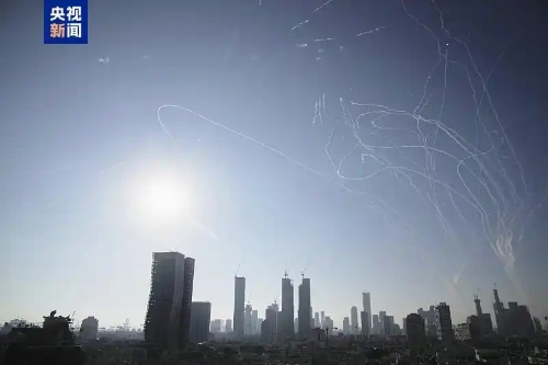 当地时间6月19日,伊朗向以色列发射导弹,以色列防空系统进行拦截。 当地时间6月19日,伊朗向以色列发射导弹,以色列防空系统进行拦截。