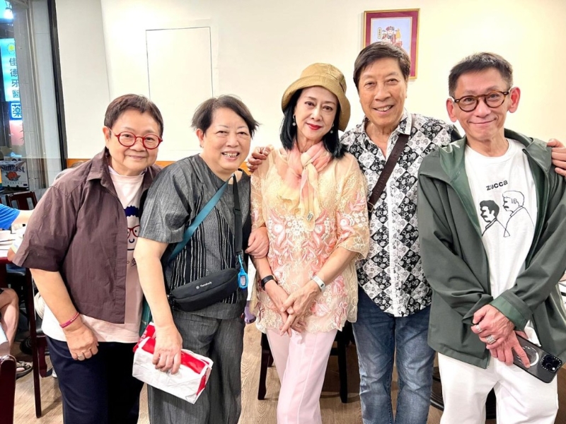 汤兰花(中)精神很好。 汤兰花(中)精神很好。