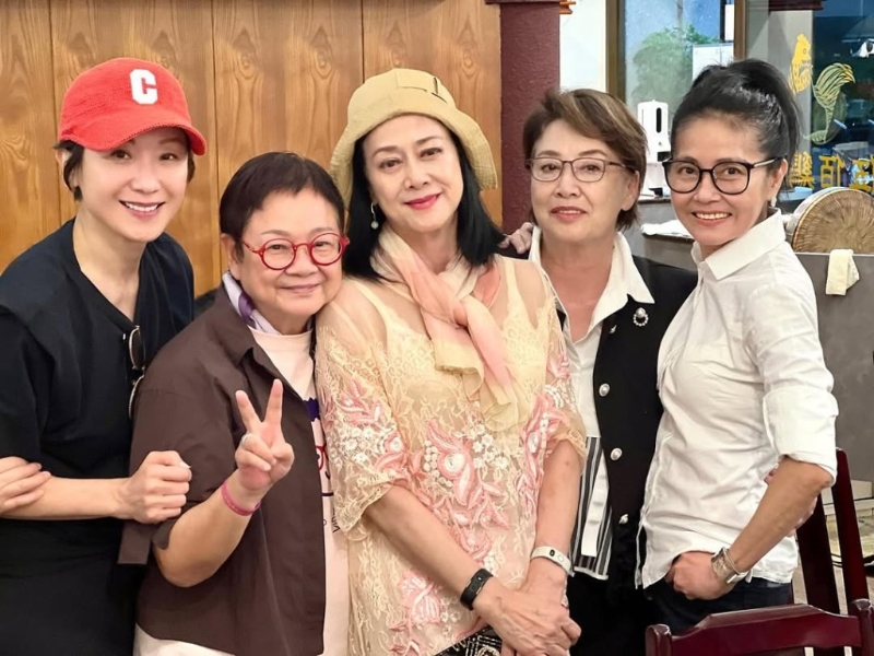 汤兰花(中)外貌冻龄,气质高雅。 汤兰花(中)外貌冻龄,气质高雅。