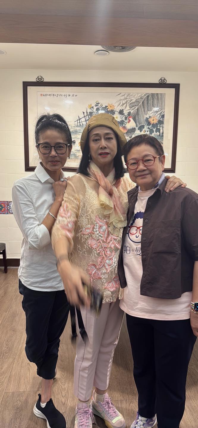 汤兰花(中)保养得宜,不似72岁。 汤兰花(中)保养得宜,不似72岁。