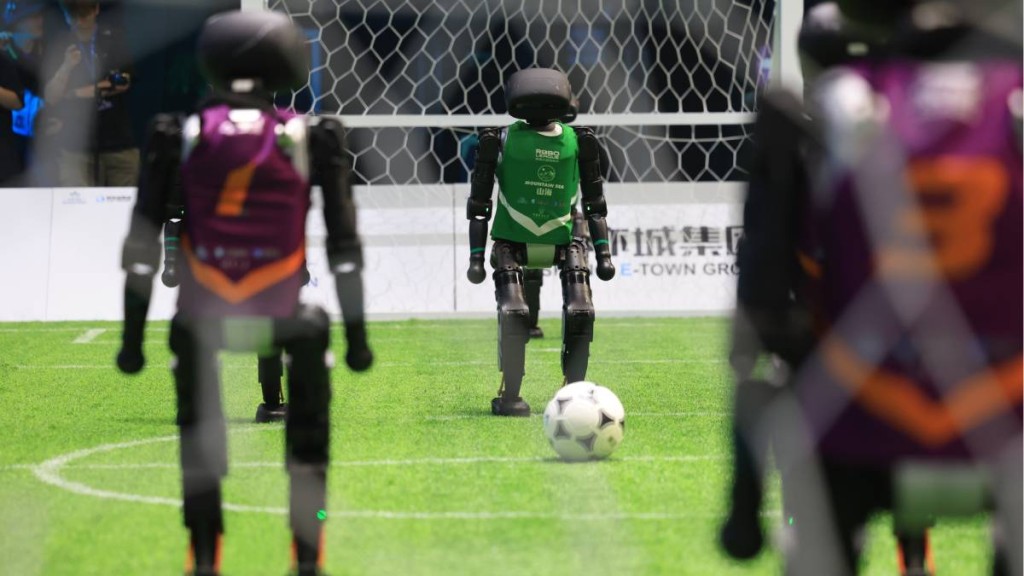 首场机器人足球赛在北京开赛。 首场机器人足球赛在北京开赛。