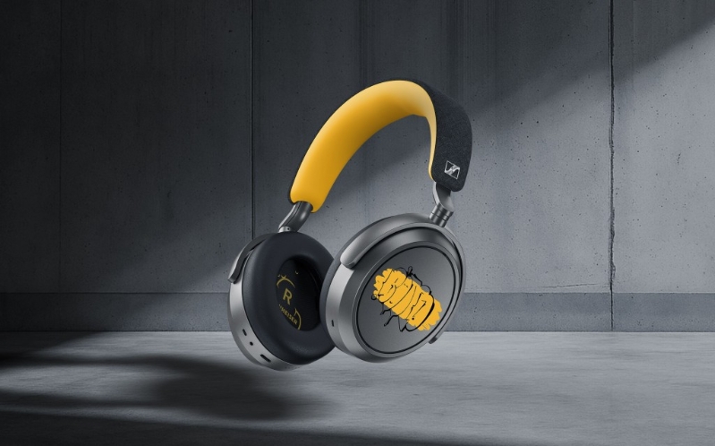 Sennheiser MOMENTUM 4 Wireless 80周年纪念版左边耳罩饰有Bond Truluv的经典“throwie”涂鸦。 Sennheiser MOMENTUM 4 Wireless 80周年纪念版左边耳罩饰有Bond Truluv的经典“throwie”涂鸦。