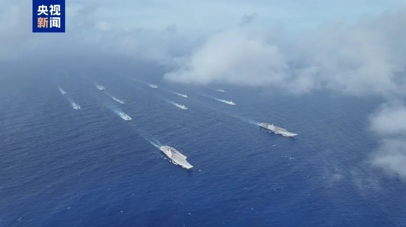 辽宁舰、山东舰编队首次开展双航母编队演练。 辽宁舰、山东舰编队首次开展双航母编队演练。