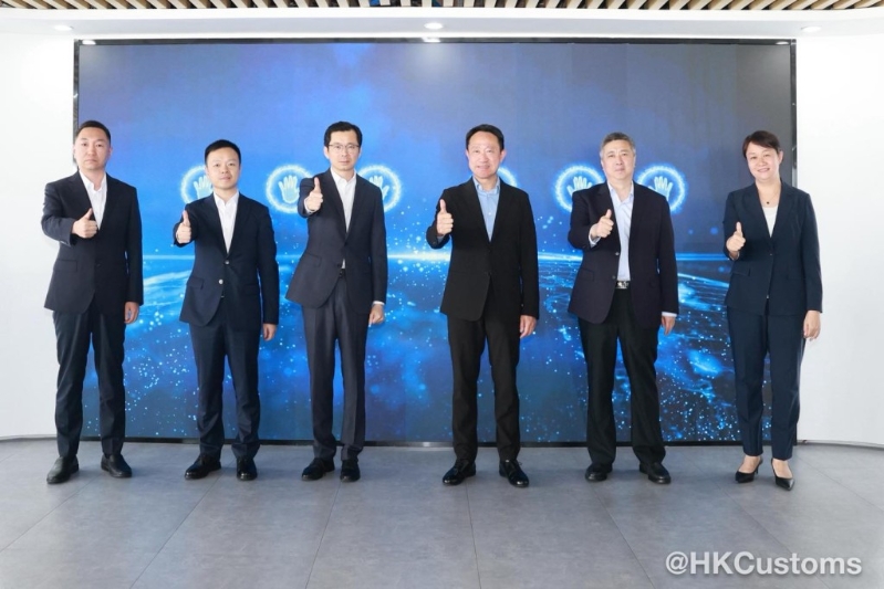 海关关长陈子达率团出席在广州南沙汽车口岸举行的“穗港汽车出口快线”试行计划启动仪式。 海关关长陈子达率团出席在广州南沙汽车口岸举行的“穗港汽车出口快线”试行计划启动仪式。