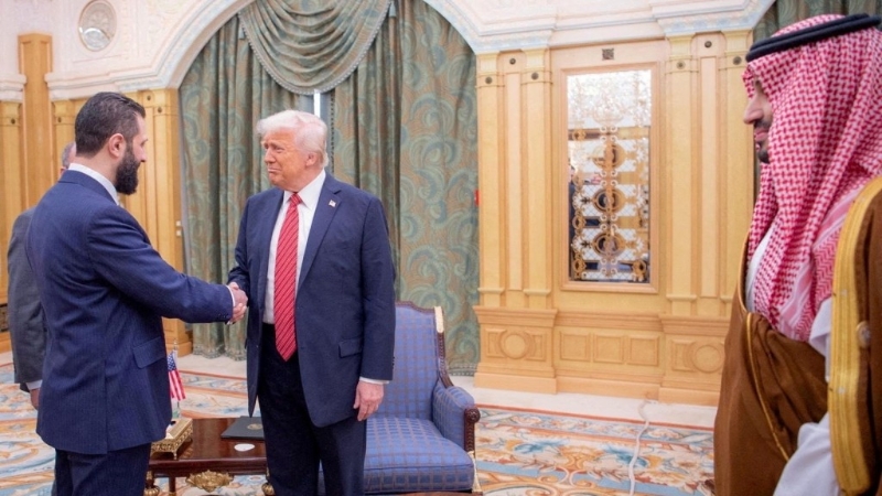 特朗普5月14日在沙特阿拉伯会见了叙利亚临时总统艾哈迈德·沙拉。 路透社.jpg 特朗普5月14日在沙特阿拉伯会见了叙利亚临时总统艾哈迈德·沙拉。 路透社.jpg