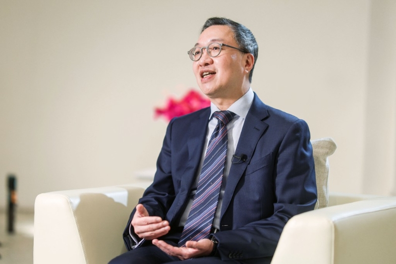 律政司司长林定国获金紫荆星章。 律政司司长林定国获金紫荆星章。