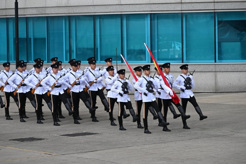 护旗方队进场。 护旗方队进场。