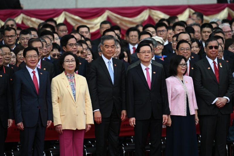 特首李家超(前排右三)出席升旗仪式。 特首李家超(前排右三)出席升旗仪式。