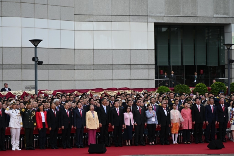 湾仔金紫荆广场举行升旗仪式。 湾仔金紫荆广场举行升旗仪式。