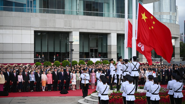 中共中央港澳工作办公室、国务院港澳事务办公室昨日发表题为《坚定笃行 团结奋进─写在香港回归祖国28周年之际》的“港澳平”署名文章。 中共中央港澳工作办公室、国务院港澳事务办公室昨日发表题为《坚定笃行 团结奋进─写在香港回归祖国28周年之际》的“港澳平”署名文章。