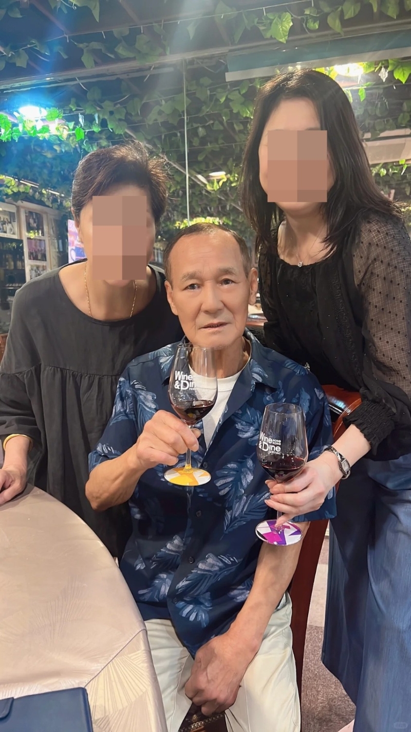 陈惠敏近日再现身酒局,神情呆滞双眼似失焦的他喝贵价红酒。 陈惠敏近日再现身酒局,神情呆滞双眼似失焦的他喝贵价红酒。