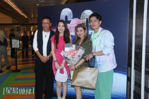 黄宗泽对生日礼物保持神秘,想等她自己拆礼物才有惊喜。 黄宗泽对生日礼物保持神秘,想等她自己拆礼物才有惊喜。