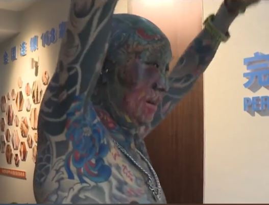 张大爷花了十年,在全身纹满图案。 张大爷花了十年,在全身纹满图案。