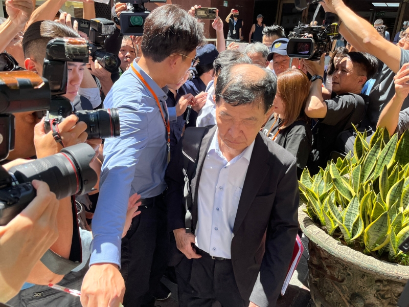 开庭前妻子高雄坠楼身亡! 彭振声接获噩耗号立即请假搭车离去。 开庭前妻子高雄坠楼身亡! 彭振声接获噩耗号立即请假搭车离去。