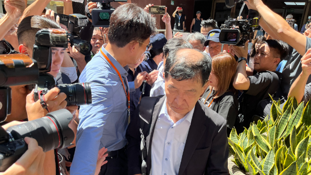 开庭前妻子高雄坠楼身亡! 彭振声接获噩耗号立即请假搭车离去。 开庭前妻子高雄坠楼身亡! 彭振声接获噩耗号立即请假搭车离去。