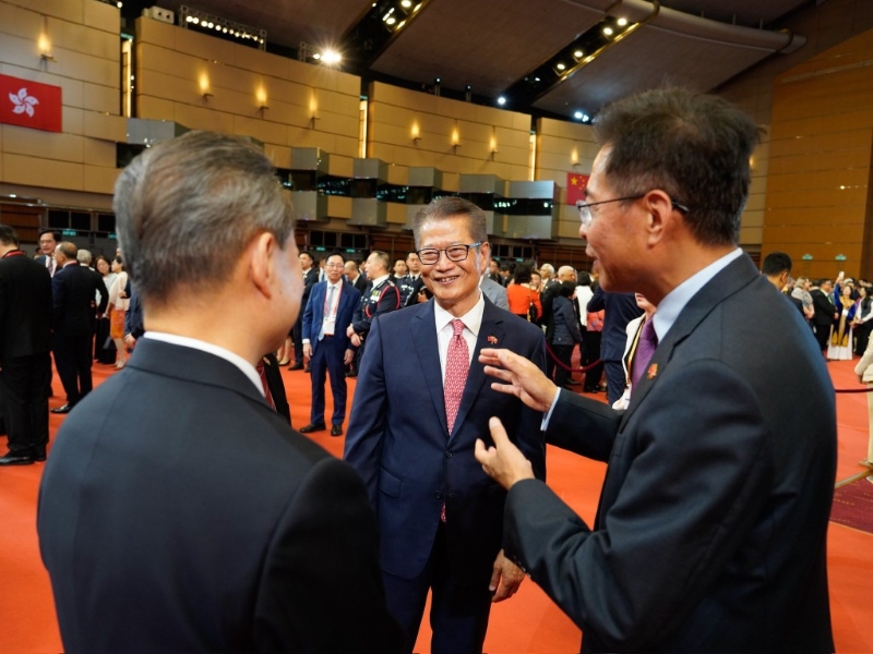 陈茂波指大家都非常兴奋,期盼着更繁荣的发展。 陈茂波指大家都非常兴奋,期盼着更繁荣的发展。