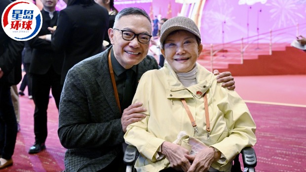 白姐姐精神奕奕出席回归酒会 白姐姐精神奕奕出席回归酒会