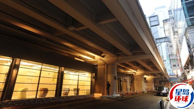 有区议员提倡善用行车桥底空间,改划作非牟利组织会址缓急。图为铜锣湾坚拿道天桥底的“香港各界妇女联合协进会总部”。 有区议员提倡善用行车桥底空间,改划作非牟利组织会址缓急。图为铜锣湾坚拿道天桥底的“香港各界妇女联合协进会总部”。