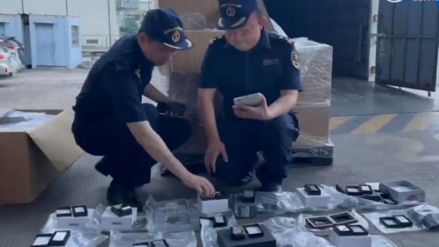 皇岗海关关员查获2973个老翻“ZIPPO”打火机。 皇岗海关关员查获2973个老翻“ZIPPO”打火机。