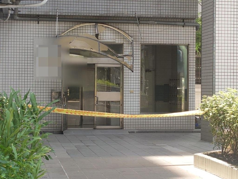 彭妻约在今日上午8点多从住处所在的大楼13楼坠下,打破中庭遮雨棚倒卧地上,警消到场时已呈现全身多处骨折、明显死亡未送医。 彭妻约在今日上午8点多从住处所在的大楼13楼坠下,打破中庭遮雨棚倒卧地上,警消到场时已呈现全身多处骨折、明显死亡未送医。