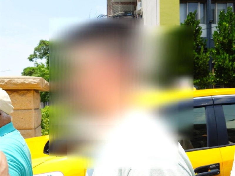 民众党高雄党部多名干部到警局陪同彭儿,透露彭儿过于震惊已哭不出来,怒轰这是司法迫害所酿的悲剧。 民众党高雄党部多名干部到警局陪同彭儿,透露彭儿过于震惊已哭不出来,怒轰这是司法迫害所酿的悲剧。