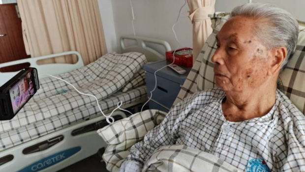 95岁的郑蔚在医院病床上以视像受审。 95岁的郑蔚在医院病床上以视像受审。