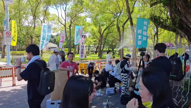 民众党小草集结北检。 民众党小草集结北检。