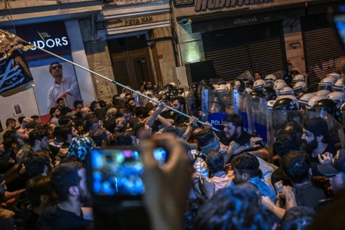 讽刺漫画引发抗议爆警民冲突 讽刺漫画引发抗议爆警民冲突