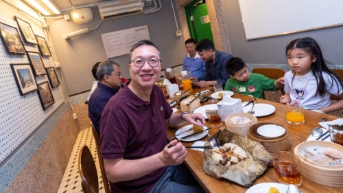 林定国夫妇参观美荷楼 林定国夫妇参观美荷楼