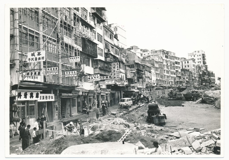 七十年代,东头村道之新建楼宇,左边是中国领土,楼宇自由兴建,无牌牙科医生在此经营。 七十年代,东头村道之新建楼宇,左边是中国领土,楼宇自由兴建,无牌牙科医生在此经营。